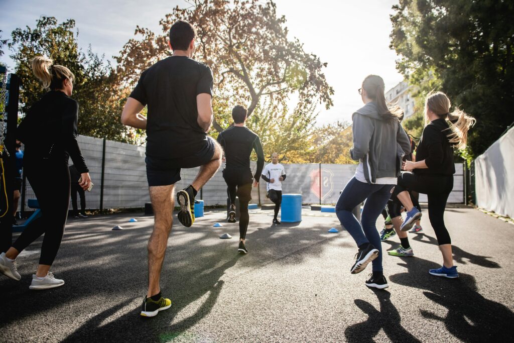 Ryhmä liikkuu, tasapainoa arkeen. Pexels.com
